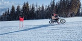 Marcel Hirscher mit einem Motocross-Bike auf der Piste