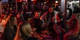 So ausgelassen feiern die Briten die Pub-Öffnungen