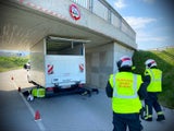 Feuerwehr befreit LKW
