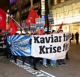 Feuer-Bengalos brennen auf Opernballdemo
