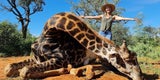 Jägerin posiert mit Herz von erschossener Giraffe