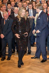 Máxima im Glitzerkleid