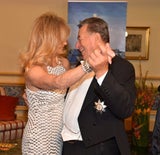 Goldie Hawn wagt ein Tänzchen mit Lugner