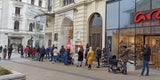 Mega-Schlange vor Schuhgeschäft auf der Mariahilfer Straße