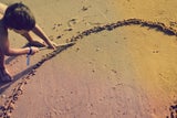 Kind spielt am Strand