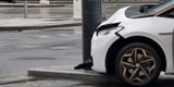 Neues E-Auto vor Wiener Hauptbahnhof geschrottet