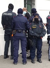 Corona-Krampus vor dem Kanzleramt von Polizei angehalten
