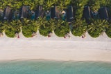 Die Earth Villas im Ozen Life Maadhoo mit direktem Strandzugang.  