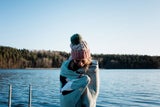 Frau nach dem Eisbad mit Decke