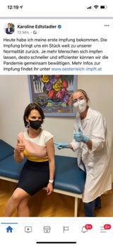 Karoline Edtstadler bei der Corona-Impfung