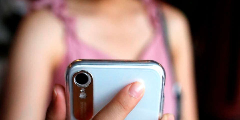Frau mit Smartphone