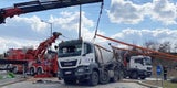Umgefallener Betonmisch-LKW inmitten eines Kreisverkehrs in Wien Simmering