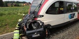 Horror-Unfall: Zug schleift Pkw 100 Meter mit – Lenkerin tot