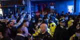 So ausgelassen feiern die Briten die Pub-Öffnungen