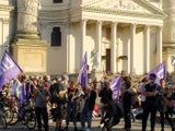 Linke Jugendgruppen demonstrieren gegen das Platzverbot im Wiener Resselpark