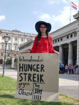 Aktivistin am Heldenplatz im Hungerstreik