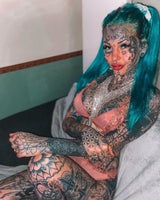Dieses Model gab 75.000 Euro für Tätowierungen aus
