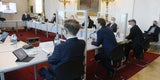 Anschober und Kurz bei Gipfel durch Scheibe getrennt
