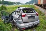 Güterzug crasht in Oberösterreich in Pkw