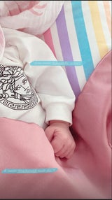 Gigi Hadid: Baby-Foto mit Luxus-Strampler