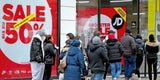 Mariahilfer Straße. Andrang auf die wiedereröffneten Geschäfte.
