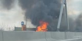 Auto steht auf der Tangente in Flammen