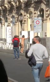 Nackter Österreicher tanzt auf Sizilien