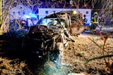 Unfall: 18-Jähriger in Pkw eingeklemmt