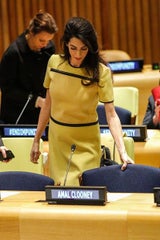 Amal Clooney: Mit Zwillingsbauch vor Gericht
