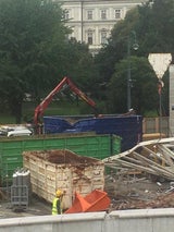 Parlament: Tonnen-schwerer Träger crasht auf Boden