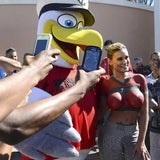 "Miss BumBum" entert Portugal-Camp