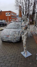 Tankstelle in Linz mit Zeitung zugeklebt