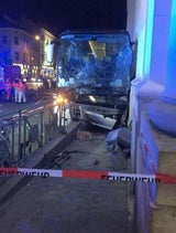 Reisebus knallt in U6-Station in Wien