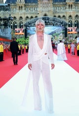 Conchita feiert wilde Oben-ohne-Party