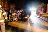 Unfall: 18-Jähriger in Pkw eingeklemmt