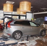 Mistelbach Auto rast in Café