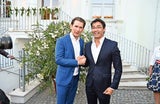 Kanzler feiert mit 1.000 Promis, 1.200 auf Demo