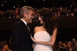 Amal Clooney zeigt ihren Babybauch