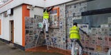 Tankstelle in Linz mit Zeitung zugeklebt