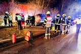 Unfall: 18-Jähriger in Pkw eingeklemmt