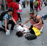 Auto rast in New York in Menschenmenge