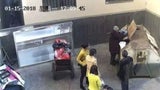 ER schmeißt sein Baby in den Müll