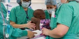 Kind mit vier Beinen und zwei Wirbelsäulen