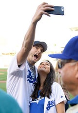 Mila Kunis & Ashton Kutcher strahlen bei Baseballmatch