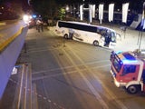 Verwirrter Lenker fährt Reisebus über Treppe zur Donau