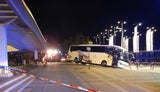 Verwirrter Lenker fährt Reisebus über Treppe zur Donau