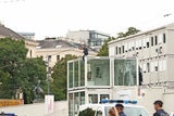 Flüchtling klettert auf Parlament