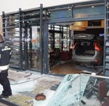 Mistelbach Auto rast in Café