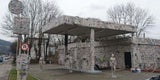 Tankstelle in Linz mit Zeitung zugeklebt
