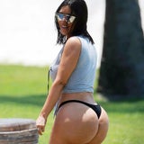 Kim Kardashians Po´-Show im knappen Höschen